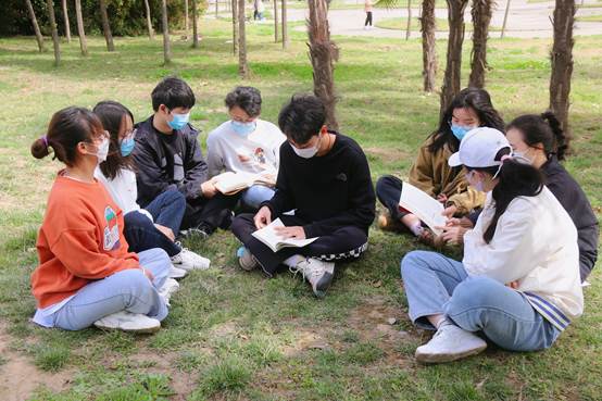 说明: C:\Users\Administrator\Desktop\万象城娱乐awc线路 党史宣讲团举办“春深时读书，养一身浩然”小橘灯读书交流活动\图片和视频\图片1.jpg