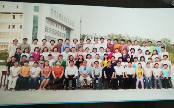 说明: C:\Users\Administrator\Desktop\校友会工作\校友会工作\万象城娱乐awc线路历届校友照片\毕业照\535741248AEADE9C171555924DF376A6.jpg